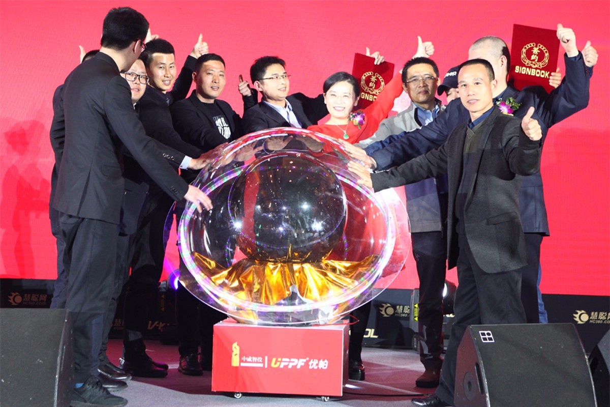 图 5 中威智投股东代表及南昌爱卡代理商代表举行启动仪式.jpg